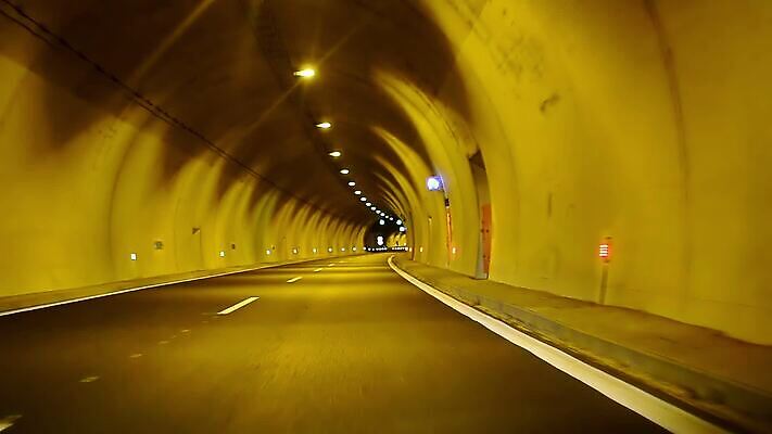 공공시설 산업 도로 선 여행 백그라운드 이동 교통시설 모션 자동차 추상 미래 거리 사람없음 빛 운전 기차 레이싱 도시 고속도로 터널 야간 속도 튜브 지하 방법 블러 HD MOV 해외동영상 클립영상 자연요소 길 육상교통 교통 컨셉 무늬 대중교통 시합 시설 동영상 파일형식