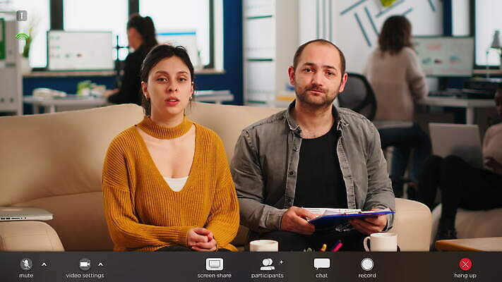 응시 흑인 인터넷 회사 비즈니스 사업가 통신 회의 직장 대화 사람 사무실 카메라 디지털 작업 비즈니스우먼 그룹 연결 토론 동료 경영자 창업 덮기 부름 온라인 동영상 다민족 소프트웨어 영상통화 화상통화 가상 1인칭시점 4K MOV 해외동영상 클립영상 서양인 직업 시선 여자 관계 모션 말하기 전자제품 직장인 리더 자영업 통화 파일형식