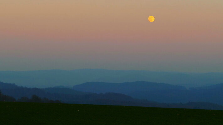 실루엣 독일 사람없음 야외 평화 보름달 시골 원형 야간 광 4K 락다운 MOV 해외동영상 클립영상 자연요소 도형 유럽 컨셉 촬영기법 달 동영상 파일형식