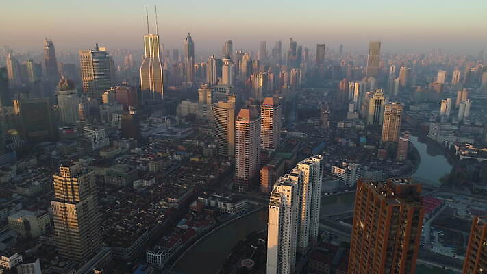 비즈니스 아침 사람없음 건물 강 도시풍경 일출 고층빌딩 중국 일몰 새벽 안개 도시 도심 상하이 지역 드론 4K MOV 해외동영상 클립영상 주간 자연요소 건축물 아시아 날씨 풍경 빌딩 노을 동영상 파일형식