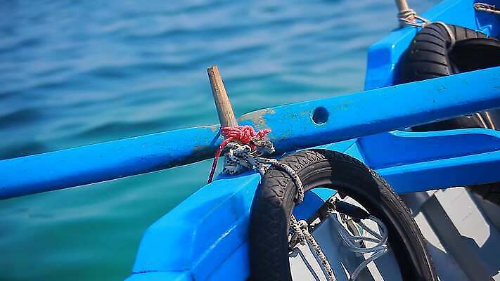 손 밧줄 바다 여행 백그라운드 요트 바람 휴가 항해 사람 사람없음 물 파란색 항구 검은색 장비 수확 바 보트 크루즈 갑판 정박 묘사 활 함선 매듭 선원 포트 닻 네비게이션 돛대 레가타 뱃놀이 4K MP4 해외동영상 클립영상 자연요소 줄 컬러 농업 배_교통 교통시설 날씨 신체부위 전통놀이 동영상 파일형식