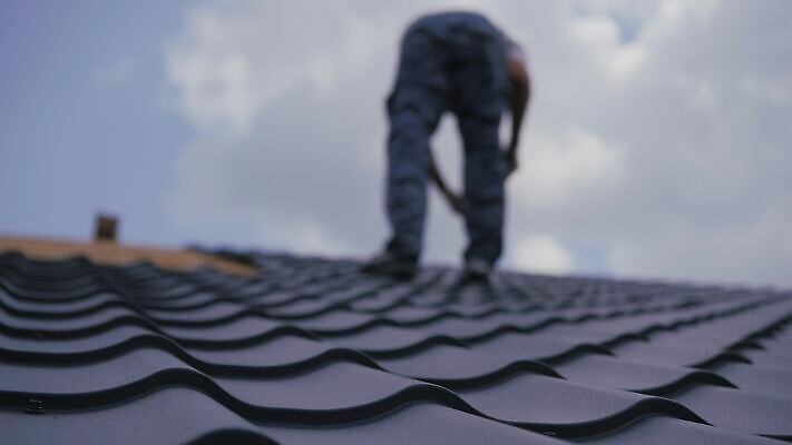 구름 산업 건축양식 하늘 지붕 노동자 주택 사람 건물 파란색 숫자 금속 장비 건설현장 나사 업무 나무상자 땅 천 타일 보안 상업 반대 건축업자 블러 설치 철강 4K MOV 해외동영상 클립영상 자연요소 직업 문자 건축물 건축 컬러 재질 건설업 안전 상자 공구 직물 작업 동영상 파일형식