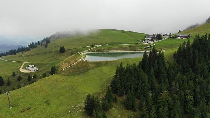 여행 백그라운드 자연 하늘 휴가 산 독일 안테나 파노라마 사람없음 야외 초록색 파란색 마을 계곡 시골 정상 숲 고도 언덕 스카이라인 바이에른 바이에른사람 4K MOV 해외동영상 클립영상 유럽 컬러 통신 촬영기법 생태계 동영상 파일형식