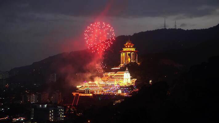 전통 아시아 종교 여행 건축양식 하늘 휴가 폭죽 사람없음 건물 빛 컬러풀 탑 축제 중국 어둠 기도 축하 사찰 야간 폭발 말레이시아 4K 페낭 MOV 해외동영상 클립영상 자연요소 건축물 건축 나라 컬러 컨셉 종교건축 동영상 파일형식