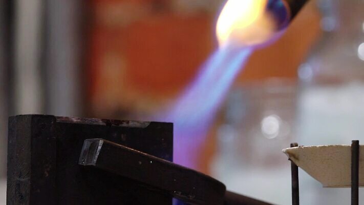 직업 디자인 산업 장신구 탁자 불 노동자 기술 사람없음 노란색 금속 장비 도구 공구 반지 작업 뜨거움 작업실 황금 고급 제조 은색 상품 보석 버너 만들기 난방 공예가 대장장이 백금 솜씨 핸드메이드 화상 MOV 해외동영상 클립영상 자연요소 컬러 가구 컨셉 모션 재질 상처 광석 동영상 파일형식