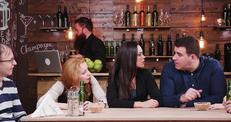 백인 라이프스타일 여자 남자 행복 음료 데이트 유리 탁자 휴가 맥주 피자 함께함 실내 대화 미소 웃음 사람 성인 내부 친구 파티 식당 우정 모임 축하 알코올 칵테일 바 그룹 야간 저녁 먹기 토스트 유흥 4K MOV 해외동영상 클립영상 자연요소 서양인 감정 빵 가구 컨셉 관계 모션 재질 주류 패스트푸드 서양음식 표정 말하기 이벤트 생활 상점 동영상 파일형식