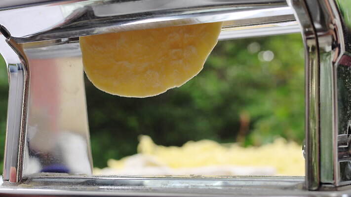 손 여자 줄 음식 빵 탁자 추상 주택 건조 파스타 건강 스파게티 관리 사람 사람없음 햇빛 노란색 기계 이탈리아 면 업무 수프 자르기 시리얼 국수 반죽 만들기 밀가루 라비올리 라자냐 마카로니 이스트 특별함 핸드메이드 토르텔리니 4K MOV 해외동영상 클립영상 유럽 컬러 가구 컨셉 무늬 모션 서양음식 건물 신체부위 태양 면류 작업 이탈리아음식 가루 동영상 파스타면 파일형식