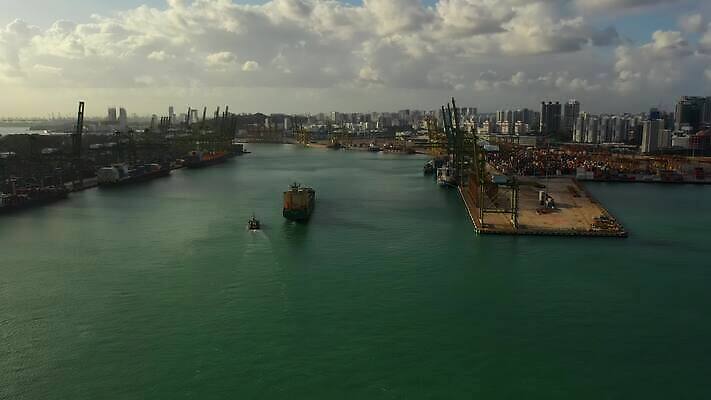 해외 산업 아시아 바다 회사 비즈니스 교통시설 안테나 동양인 사람없음 경제 세계 사무실 탑 항구 화물 도시 시장 상품 컨테이너 기중기 무역 상업 슛 포트 반전 싱가폴 항공촬영 드론 수입 조감도 터미널 4K MP4 해외동영상 클립영상 건축물 나라 뷰포인트 교통 컨셉 통신 인종 운송업 중장비 시설 동영상 파일형식