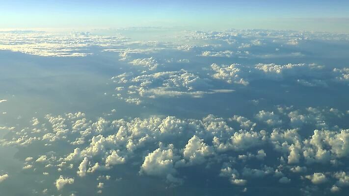 교통시설 자연 하늘 날씨 비행기 안테나 사람없음 파란색 햇빛 평화 환경 비행 분위기 매끈함 주식 고도 항공 상업 격려 동영상 정의 HD MP4 해외동영상 클립영상 감정 컬러 교통 컨셉 통신 항공교통 모션 대중교통 금융 태양 감각 시설 생태계 파일형식