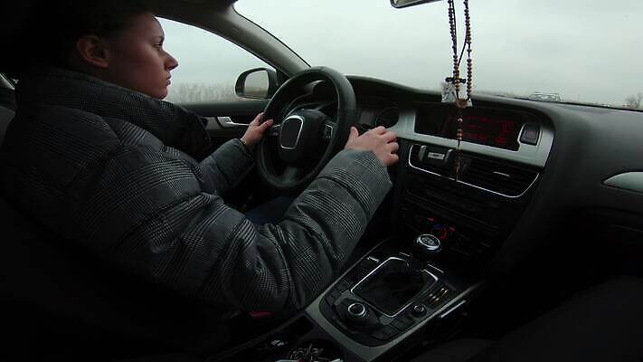 백인 라이프스타일 여자 얼굴 여행 캐나다 교통시설 자동차 휴가 갈색머리 실내 피곤 사람 앉기 운전 운전사 고급 출퇴근 토론토 주인 자동 4K MP4 해외동영상 클립영상 서양인 직업 헤어스타일 육상교통 교통 컨셉 북아메리카 비즈니스 모션 내부 생활 신체부위 시설 동영상 파일형식