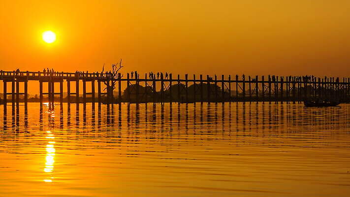 실루엣 호수 파도 여행 건축양식 자연 하늘 거리 그림자 사람 사람없음 건물 목재 강 컬러풀 태양 반사 여행객 걷기 황혼 일몰 연못 도시 보트 역사 저녁 나룻배 석호 랜드마크 미얀마 방법 버마 옛날 4K 타임랩스 MOV 해외동영상 클립영상 자연요소 나무 건축물 건축 아시아 바다 컬러 배_교통 재료 모션 촬영기법 노을 야간 생태계 동영상 파일형식