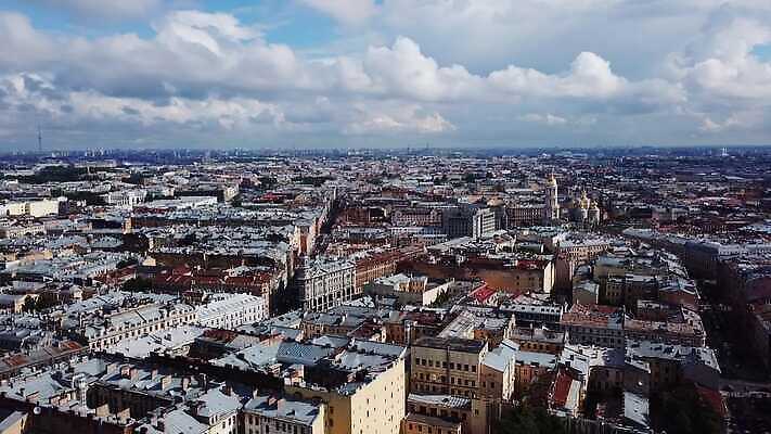 유럽 도로 길 여행 건축양식 호텔 아침 지붕 거리 주택 파노라마 풍경 사람없음 건물 여름 도시풍경 노란색 맑음 궁전 도시 역사 정상 항공 러시아 드론 랜드마크 러시아인 4K MOV 해외동영상 클립영상 주간 서양인 건축물 계절 건축 나라 컬러 고건축 교통시설 숙소 날씨 촬영기법 동영상 파일형식