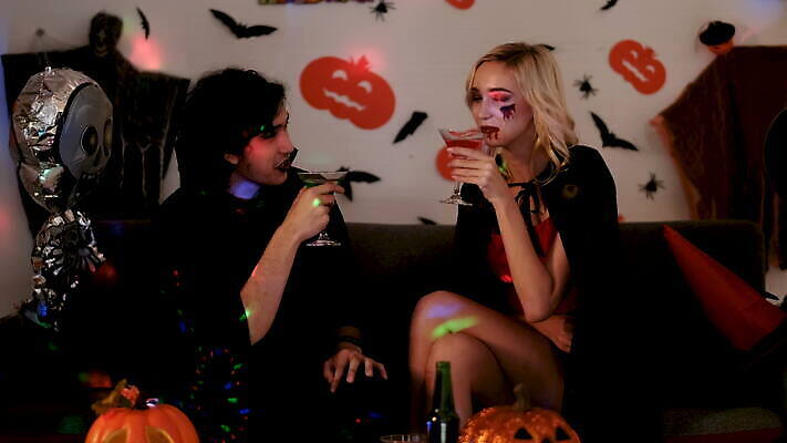 캐릭터 전통 드레스 행복 백그라운드 휴가 조명 주택 성인 두명 장식 친구 파티 황혼 우정 기쁨 할로윈 춤 바 그룹 야간 무서움 디스코 마녀 변장 10월 흡혈귀 나쁜 몬스터 호러 4K MOV 해외동영상 클립영상 자연요소 옷 감정 음악 관계 문화예술 사람 이벤트 건물 일몰 날짜 공포 동영상 파일형식