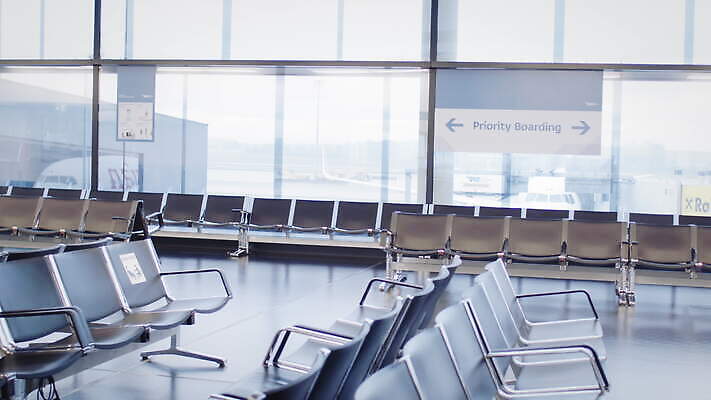 시계 여행 의자 비즈니스 창문 휴식 거리 실내 안전 사람 사람없음 내부 건물 침묵 휴게실 기다림 비엔나 오스트리아 바이러스 보호 공항 출발 번짐 지역 승객 예약 터미널 스타일 코로나바이러스 사회적거리두기 비어있는 4K MOV 해외동영상 클립영상 건축물 유럽 캠페인 가구 컨셉 교통시설 모션 소리 동영상 파일형식 효과