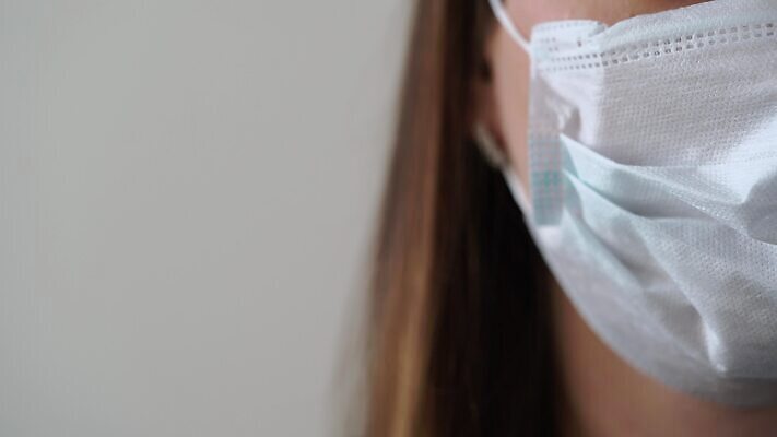 백인 얼굴 백그라운드 건강 가면 한명 사람 약 건강관리 고통 환자 간호사 의사 흰색 수술 오염 호흡기관 바이러스 닫기 보호 질병 감염 전염 외과 고립 인플루엔자 전염병 코로나바이러스 4K MOV 해외동영상 클립영상 서양인 1 감정 컬러 컨셉 의학 모션 병원 관리 신체부위 의료진 장기_의학 동영상 파일형식