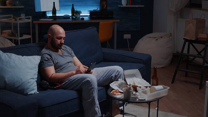 감정 음악 스트레스 건강 피곤 성인 스마트폰 헤드폰 듣기 고통 슬픔 표현 체험 좌절 고독 걱정 불행 문제 긴장 우울증 자살 적자 피해자 혼자 정신건강 4K MOV 해외동영상 클립영상 음향기기 컨셉 모션 문화예술 사람 핸드폰 스마트기기 피해 질병 동영상 파일형식