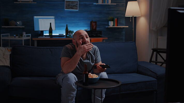 백인 1 응시 남자 감정 스포츠 응원 수염 주택 맥주 실내 앉기 경기 소파 축구 텔레비전 방 마시기 분노 게임 표현 관찰 부채 먹기 영화 흥분 팝콘 패배 골 비명 혼자 표현성 4K MOV 해외동영상 클립영상 서양인 시선 의자 모션 놀이 문화예술 주류 사람 내부 건물 전자제품 구기 동영상 파일형식