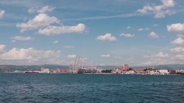 유럽 산업 바다 여행 비즈니스 교통시설 항해 안테나 파노라마 풍경 사람없음 물 파란색 항구 장비 화물 보트 상품 컨테이너 화물선 지중해 조선소 기중기 방파제 함선 상업 포트 무거움 물류 로딩 수입 슬로베니아 터미널 MOV 해외동영상 클립영상 자연요소 공공시설 나라 컬러 교통 배_교통 통신 촬영기법 운송업 중장비 무게 시설 동영상 파일형식