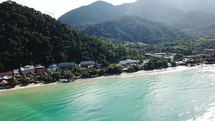 나무 모래 파도 바다 섬 여행 백그라운드 태국 자연 하늘 호텔 휴가 휴식 안테나 사람 사람없음 초록색 물 파란색 모래사장 야자수 태양 맑음 수영 자유 광선 투명 황금 언덕 하와이 폴리네시아 드론 터키석 파라다이스 그리너리 4K MP4 해외동영상 클립영상 자연요소 식물 아시아 컬러 컨셉 통신 숙소 날씨 미국 수상스포츠 오세아니아 보석 생태계 동영상 파일형식 트랜드컬러