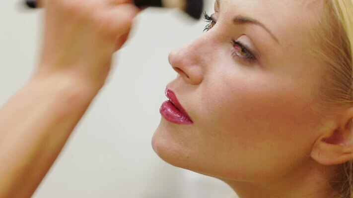 직업 라이프스타일 헤어스타일 여자 얼굴 건조 실내 관리 한명 사람 화장 뷰티 머리 상점 화장품 립스틱 붓 드라이어 가루 미용사 이발 볼터치 고객 피부 입술 예술가 스타일리스트 스타일링 완벽 이발사 스타일 신청 MP4 해외동영상 클립영상 1 컨셉 내부 생활 신체부위 미용용품 동영상 파일형식