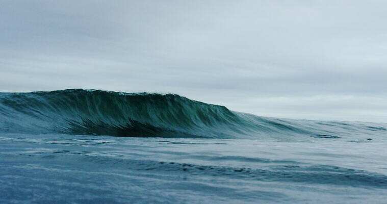 구름 파도 곡선 자연 하늘 잉글랜드 풍경 사람없음 야외 물 파란색 흰색 물방울 액체 분무기 콘월 4K MOV 해외동영상 클립영상 자연요소 선 바다 컬러 영국 생태계 동영상 파일형식