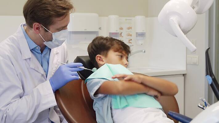 직업 어린이 의자 건강 치과 병원 미소 소년 두명 치료 약 건강관리 귀여움 장비 환자 의사 도구 입 구멍 치아 거절 불안 부식 치과의사 공포 돌봄 위생관리 치통 4K 구강학 MOV 해외동영상 클립영상 남자 감정 가구 컨셉 의학 모션 표정 관리 사람 신체부위 의료진 소화기관 질병 동영상 파일형식