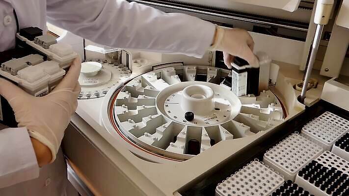 직업 과학 노동자 직장 병원 실험 사람없음 약 견본 기계 장비 기구 혈액 실험실 닫기 생명공학 컨테이너 천 로봇 과학자 분석 생물학 회전 드럼 감염 자동 제어 화학물질 MP4 해외동영상 클립영상 교육 산업 컨셉 회사 의학 모션 타악기 직물 화학 동영상 학자 파일형식