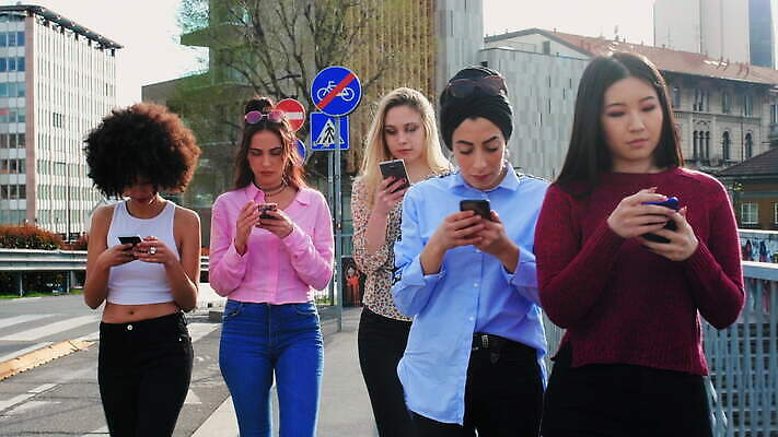 백인 라이프스타일 여자 관계 청소년 함께함 동양인 여러명 20대 야외 유행 이탈리아 우정 활발 도시 다인종 소셜네트워크 소셜미디어 성인여자만 유흥 혼혈 남유럽 사교적 4K MOV 해외동영상 클립영상 서양인 유럽 다수 컨셉 사람 인종 청년 생활 친구 다문화 동영상 여자만 성인만 파일형식