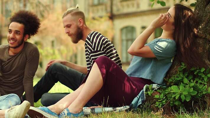 학생 라이프스타일 공원 교육 남자 행복 휴식 함께함 대화 미소 사람 앉기 여러명 20대 야외 스터디 청춘 정원 공책 우정 그룹 대학교 다민족 화창 4K MP4 해외동영상 클립영상 공공시설 감정 다수 컨셉 학교 모션 날씨 문구용품 표정 말하기 청년 생활 친구 학습 동영상 파일형식