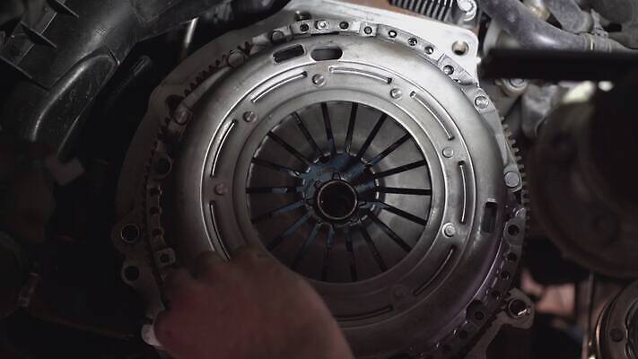 산업 백그라운드 부분 교통시설 자동차 사람없음 상자 금속 힘 기계 장비 흰색 수리 플러그 전기에너지 브레이크 철 묘사 서비스 톱니바퀴 전염 볼트 엔진 기어 모터 유지 국회 고립 베어링 자동 철강 4K MOV 해외동영상 클립영상 육상교통 컬러 교통 재질 에너지 공구 질병 시설 감염 동영상 파일형식