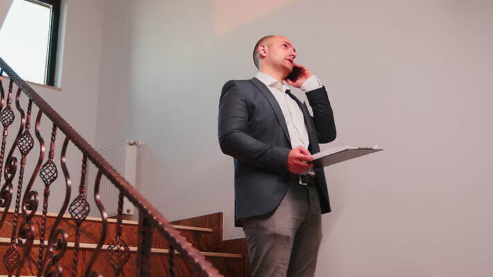 백인 직업 라이프스타일 회사 비즈니스 사업가 통신 모바일 노동자 직장 피곤 대화 설명 야외 금융 스마트폰 핸드폰 사무실 계단 어둠 분노 업무 직장인 비즈니스맨 비즈니스우먼 저녁 종업원 동료 고민 경영자 바쁨 야근 과로 마감 어려움 프리랜서 4K MOV 해외동영상 클립영상 서양인 여자 남자 감정 컨셉 관계 모션 말하기 생활 경제 전자제품 스마트기기 작업 야간 리더 동영상 파일형식