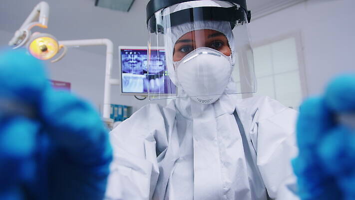 직업 얼굴 컨셉 엑스레이 치과 병원 작업복 말하기 가면 정장 약 장비 환자 의사 도구 램프 입 바이러스 치아 보호 보호장비 치과의사 방패 외과 위생관리 치아교정 1인칭시점 코로나바이러스 뉴노멀 4K 구강학 MOV 해외동영상 클립영상 시선 옷 의학 모션 조명 관리 신체부위 경제 의료진 소화기관 교정 동영상 파일형식