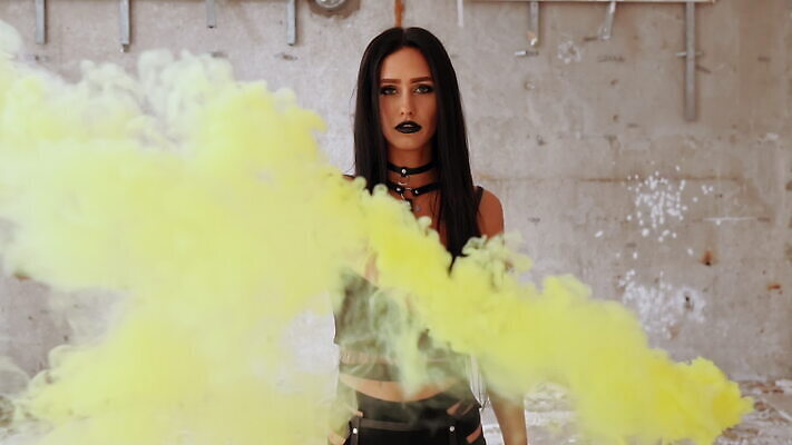 여자 포즈 이동 장난 모션 놀이 거리 한명 사람 야외 건물 노란색 유행 검은색 연주자 자유 표현 도시 연기 가죽 폭탄 버리기 개성 느림 반항 수류탄 바이크레이서 항의 MOV 해외동영상 슬로모션 클립영상 1 건축물 무기 컬러 컨셉 촬영기법 음악가 폭발물 동영상 파일형식