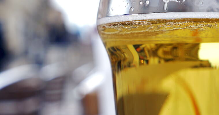 음료 유리 맥주 사람없음 야외 빛 반사 거품 카페 알코올 도시 황금 묘사 상쾌 창백 양조 옥토버페스트 4K MOV 해외동영상 클립영상 감정 재질 주류 상점 동영상 파일형식