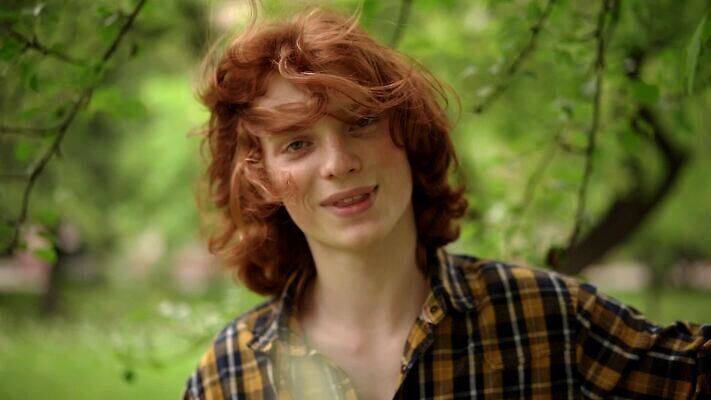 백인 모델 1 학생 라이프스타일 응시 공원 남자 유럽 물결 포즈 셔츠 바람 한명 사람 소년 성인 야외 10대 유행 도시 시원함 불기 생강 몽상가 스타일 힙스터 MP4 해외동영상 슬로모션 클립영상 자연요소 서양인 시선 공공시설 패션 나라 어린이 상의 채소 모션 청소년 날씨 촬영기법 생활 동영상 파일형식