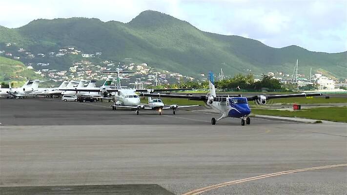 섬 여행 교통시설 휴가 산 비행기 풍경 경사 사람없음 공항 항공 택시 활주로 제트기 승객 프랑스어 유도로 MP4 해외동영상 클립영상 문자 길 교통 항공교통 승용차 자동차 대중교통 시설 동영상 파일형식