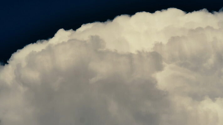 구름 컬러 백그라운드 자연 하늘 날씨 풍경 사람없음 야외 가로 여름 파란색 빛 햇빛 태양 우주 환경 흰색 전원 분위기 장면 천국 솜털 스카이라인 내추럴 오존 적란운 천창 유일 타임랩스 MOV 해외동영상 클립영상 자연요소 계절 컨셉 촬영기법 전기에너지 생태계 동영상 파일형식 구름_자연