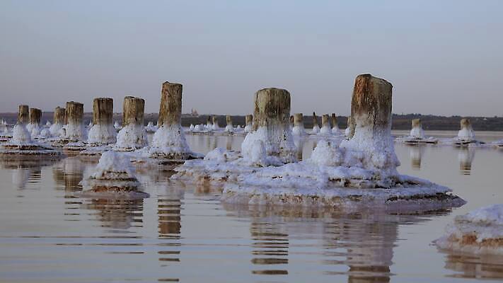 호수 바다 백그라운드 자연 풍경 사람없음 야외 물 바위 흰색 약초 크리스탈 휴양지 진흙 결정체 지구온난화 내추럴 우크라이나 짠맛 오데사 4K MP4 해외동영상 클립영상 자연요소 유럽 컬러 장소 돌_바위 풀_식물 맛 광석 생태계 동영상 기후변화 파일형식