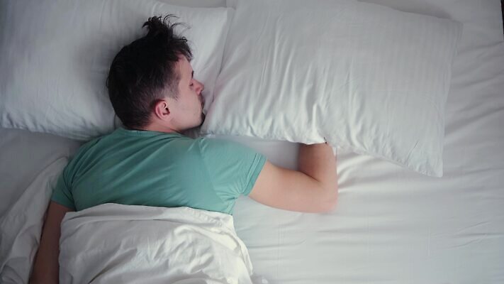 백인 1 라이프스타일 여자 남자 얼굴 베개 아침 휴식 주택 실내 피곤 사람 성인 하이앵글 평화 침실 꿈 방 흰색 기상 침대 잠 담요 낮잠 거짓말 취침시간 혼자 4K MOV 해외동영상 클립영상 주간 서양인 뷰포인트 컬러 가구 컨셉 침구 모션 내부 건물 생활 신체부위 동영상 파일형식