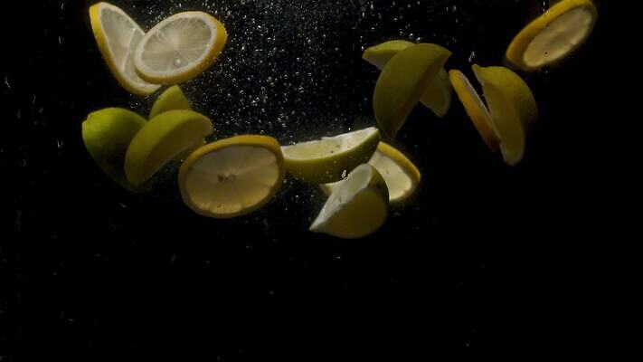 음식 컬러 포즈 백그라운드 이동 컨셉 과일 표면 귤 실내 건강 사람없음 물 빛 반사 노란색 검은색 어둠 거품 가을 물방울 신선 원형 액체 닫기 떨어짐 먹기 레몬 슬라이스 분무기 비타민 정물화 스플래쉬 4K 유체 MP4 해외동영상 클립영상 자연요소 도형 계절 모션 내부 그림 동영상 영양소 파일형식