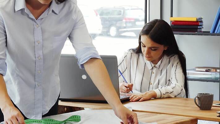 모델 직업 디자인 옷 여자 티셔츠 비즈니스 사업가 직장 실내 줄자 창조 사람 취미 두명 유행 판매 세일 상점 직물 작업 도움 비즈니스우먼 작업실 디자이너 천 수집 동료 측정 바쁨 소매 수공예 재단 재단사 스타일리스트 조언 스타일 4K MOV 해외동영상 클립영상 컨셉 셔츠 회사 관계 자 내부 직장인 공예 동영상 파일형식