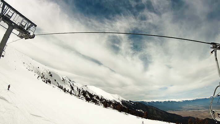 계절 스포츠 여행 겨울 모션 자연 하늘 휴가 스키 산 사람 풍경 경사 사람없음 야외 여행객 맑음 얼음 추위 흰색 숲 휴양지 리프트 스키선수 느림 스노우보더 불가리아 1인칭시점 4K 반스코 MOV 해외동영상 클립영상 자연요소 시선 컬러 날씨 겨울스포츠 운동선수 장소 생태계 동영상 파일형식 남유럽