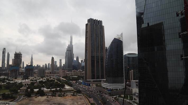공공시설 아시아 도로 여행 비즈니스 건축양식 미래 안테나 풍경 사람없음 건물 파란색 도시풍경 사무실 탑 고층빌딩 일몰 도시 만 도심 중앙 정상 저녁 옥상 쇼핑몰 분수 폭풍 아랍에미리트 두바이 아랍어 폭풍우 4K 타임랩스 MP4 해외동영상 클립영상 건축물 건축 나라 길 컬러 컨셉 중동 통신 교통시설 날씨 촬영기법 빌딩 노을 비_날씨 야간 자연재해 시설 동영상 파일형식