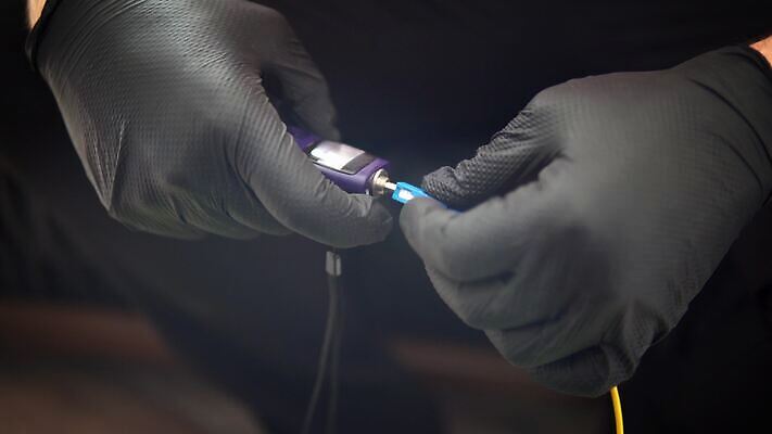 직업 손 산업 백그라운드 인터넷 통신 부분 노동자 기술 사람 컴퓨터 글로벌 장비 정보 업무 작업 그물 네트워크 기술자 엔지니어 플러그 코드 전기에너지 연결 접속 자르기 속도 퓨전 신호 전자 전염 철사 섬유 유지 설치 스펙트럼 용접 하드웨어 광학 4K MP4 해외동영상 클립영상 모션 신체부위 전자제품 에너지 직물 질병 감염 동영상 파일형식