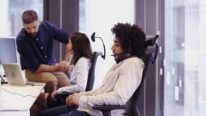 백인 직업 응시 행복 비즈니스 통신 관계 노동자 직장 대화 미소 사람 앉기 성인 세명 스마트폰 컴퓨터 사무실 우주 헤드폰 흰색 업무 도움 오픈 그룹 센터 계획 연결 고객 동료 바쁨 부름 멀티 지원 MP4 해외동영상 클립영상 서양인 시선 감정 컬러 음향기기 컨셉 회사 모션 표정 말하기 전자제품 핸드폰 스마트기기 작업 동영상 파일형식