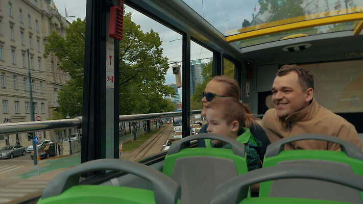 백인 응시 행복 유럽 아들 어린이 여행 가족 엄마 휴가 버스 3 사람 소년 성인 여행객 도시 비엔나 오스트리아 아빠 승차 4K MOV 해외동영상 클립영상 서양인 시선 남자 감정 나라 육상교통 관계 모션 대중교통 동영상 파일형식