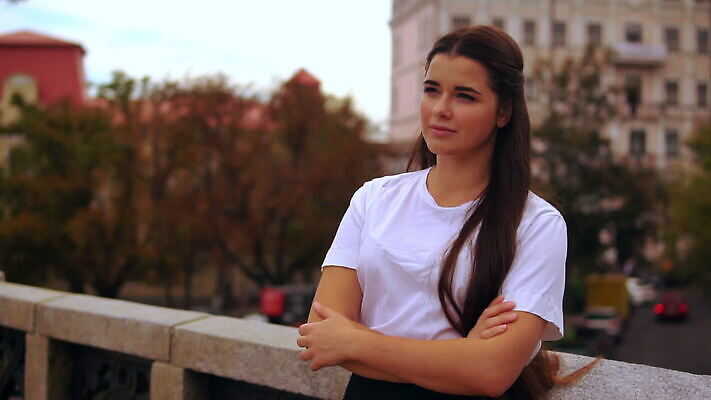 백인 1 여자 포즈 백그라운드 건축양식 모션 갈색머리 한명 서기 20대 성인 야외 유행 슬픔 발코니 도시 타운 느림 배려 진짜 성인여자만 MOV 해외동영상 슬로모션 클립영상 서양인 헤어스타일 건축 감정 촬영기법 사람 청년 동영상 여자만 성인만 파일형식