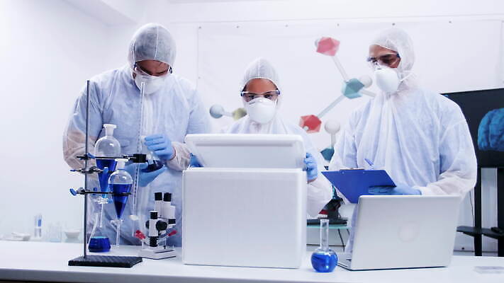 접시 여자 남자 과학 장갑 현미경 실험 작업복 사람 치료 약 장비 추위 업무 실험실 바이러스 연기 보호 질병 연구원 과학자 분석 생물학 냉장고 튜브 공학 박테리아 발견 개발 냉동고 돌봄 백신 유전 4K MOV 해외동영상 클립영상 직업 식기 잡화 옷 교육 컨셉 의학 모션 실험기구 가전제품 작업 동영상 학자 파일형식