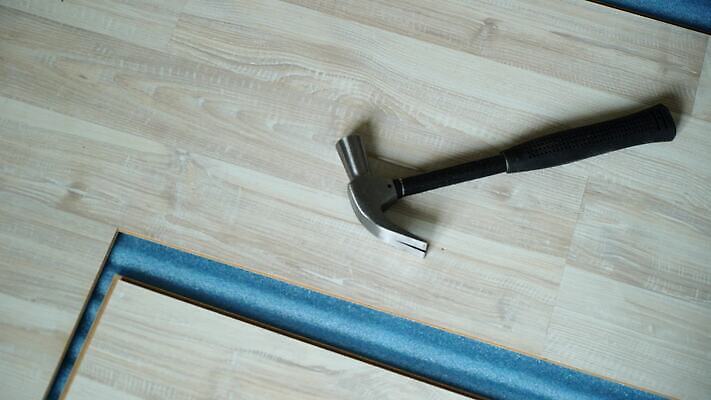 직업 장갑 노동자 바닥 주택 사람 사람없음 건물 목재 장식 방 장비 도구 공구 업무 판넬 수리 널 망치 목수 목공예 고정 DIY 건축업자 계약자 공예가 복원 설치 업그레이드 재주꾼 합판 파케트 4K MOV 해외동영상 클립영상 나무 건축물 잡화 건축 재료 취미 작업 공예 계약 동영상 파일형식