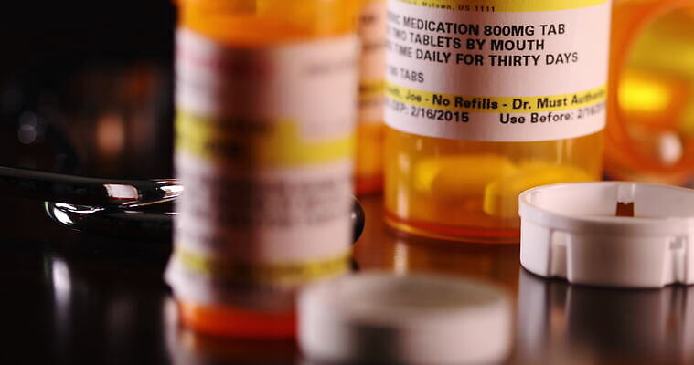 산업 청진기 의료기기 탁자 건강 사람없음 치료 알약 약 건강관리 어둠 의사 닫기 컨테이너 약국 책상 처방 중독 조제 마약 캡모자 패닝샷 많음 남용 4K MOV 해외동영상 클립영상 모자_잡화 가구 컨셉 의학 모션 촬영기법 관리 의료진 만들기 동영상 파일형식